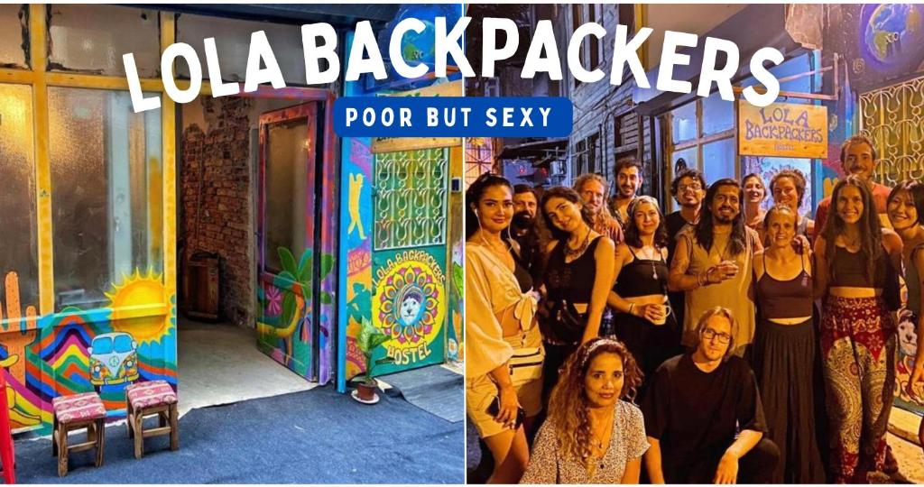 een groep mensen die voor een deur staan bij Lola backpacker's Hostel in Istanbul