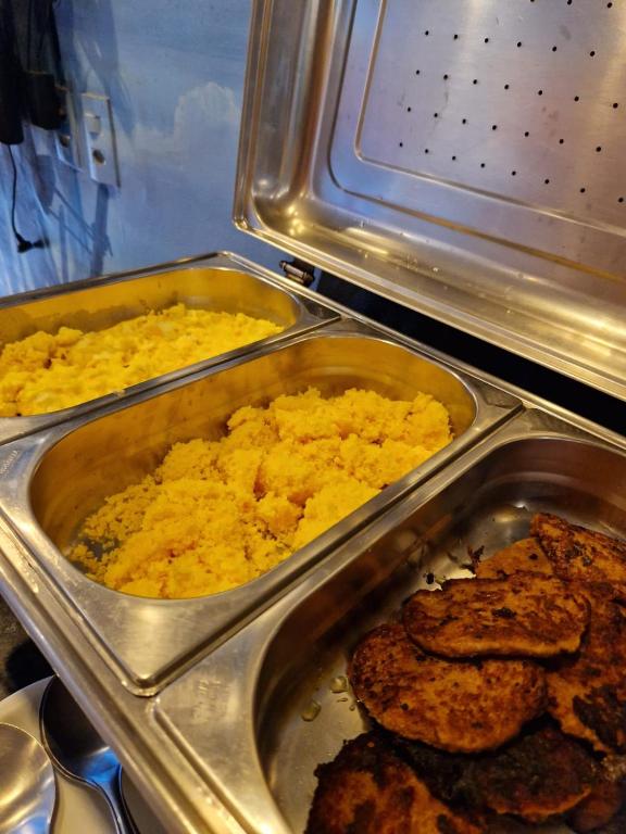 Comida en o cerca de este hotel