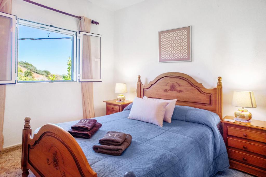 a bedroom with a bed with two towels on it at Casa Juana in Agua de Fontanales