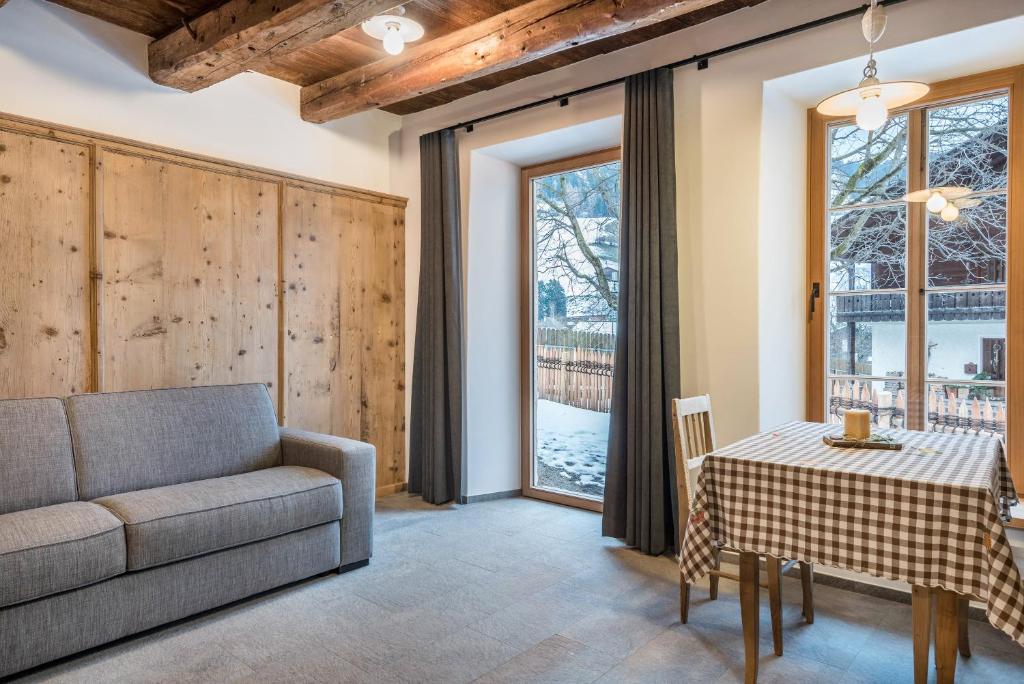 sala de estar con sofá y mesa en Alpin Chalet Samer Apt Berghütte, en Sarentino