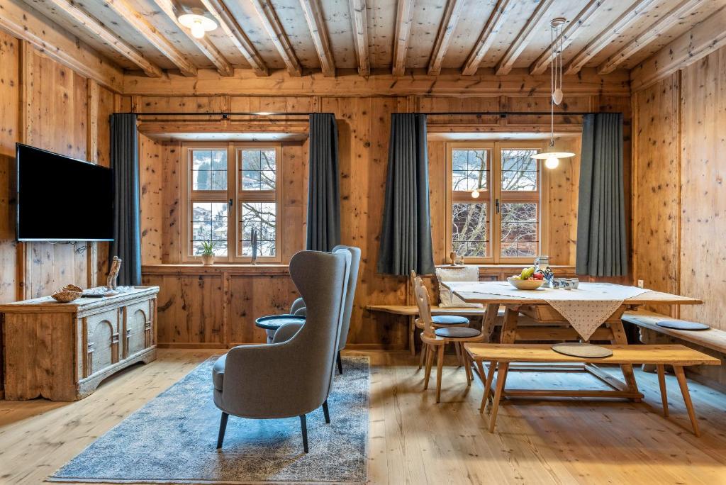 薩倫蒂諾的住宿－Alpin Chalet Samer Apt Bauernstube，一间带桌椅的用餐室
