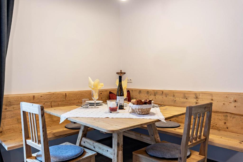 Nápoje v ubytování Alpin Chalet Samer Apt Bauernstube