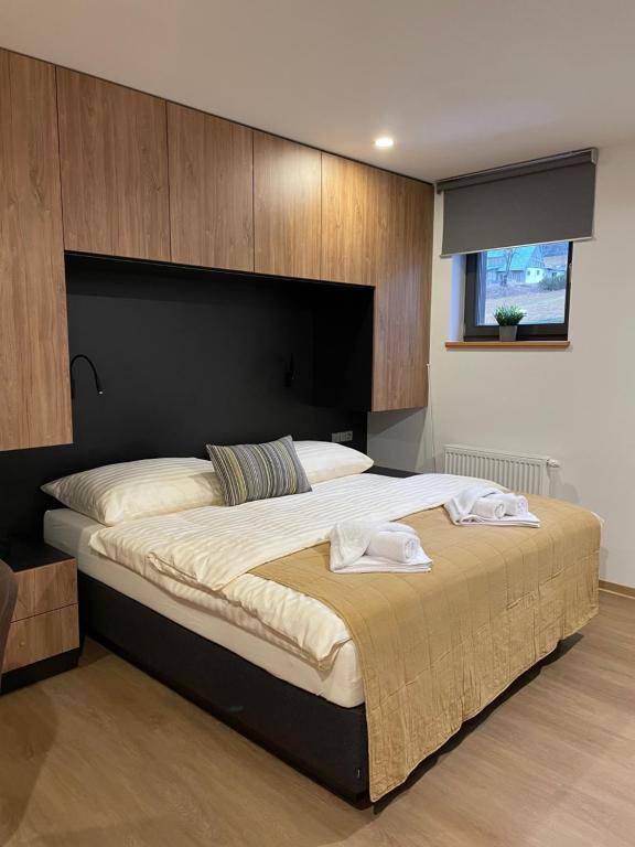 Postel nebo postele na pokoji v ubytování Apartmány Výsluní
