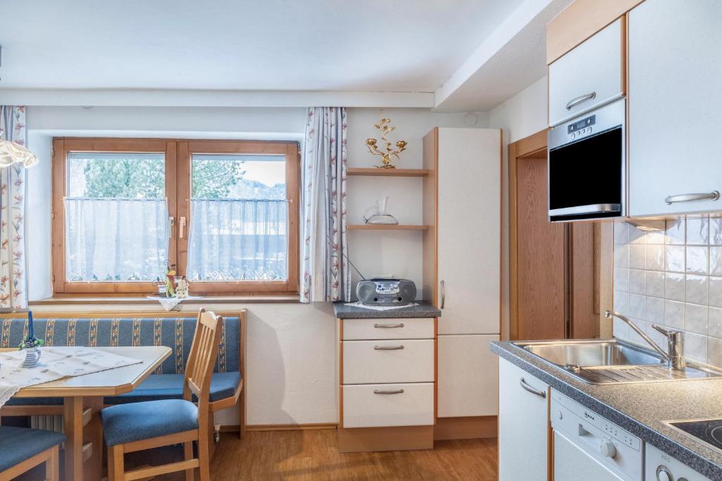 Kuchyň nebo kuchyňský kout v ubytování Gästehaus Gisela 2