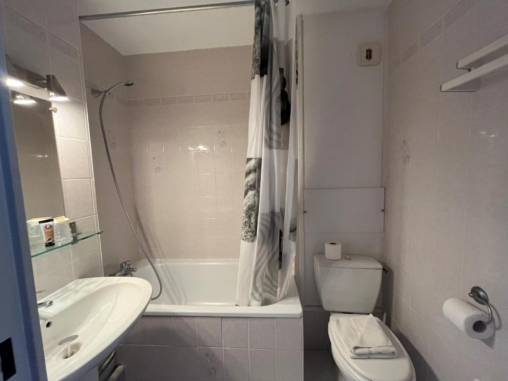 Hôtel Les Arcades - 1