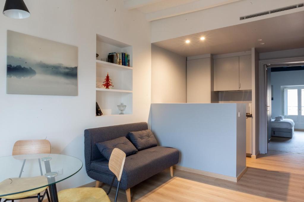 a living room with a couch and a table at Easylife - Accogliente e moderno bilocale in zona Navigli in Milan