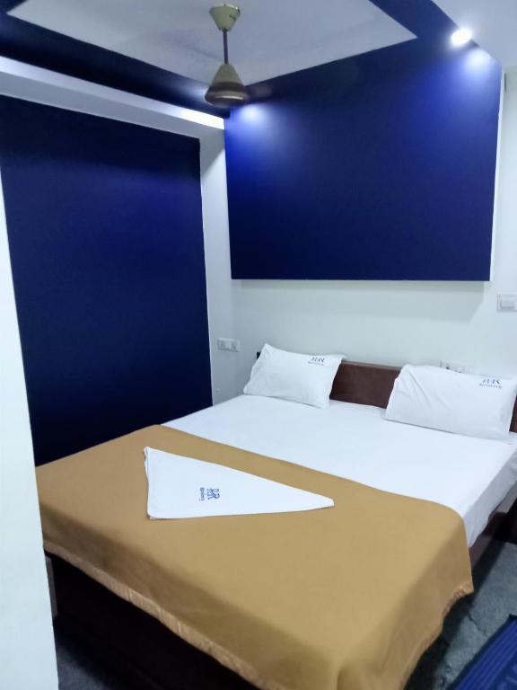 Postel nebo postele na pokoji v ubytování RR Residency