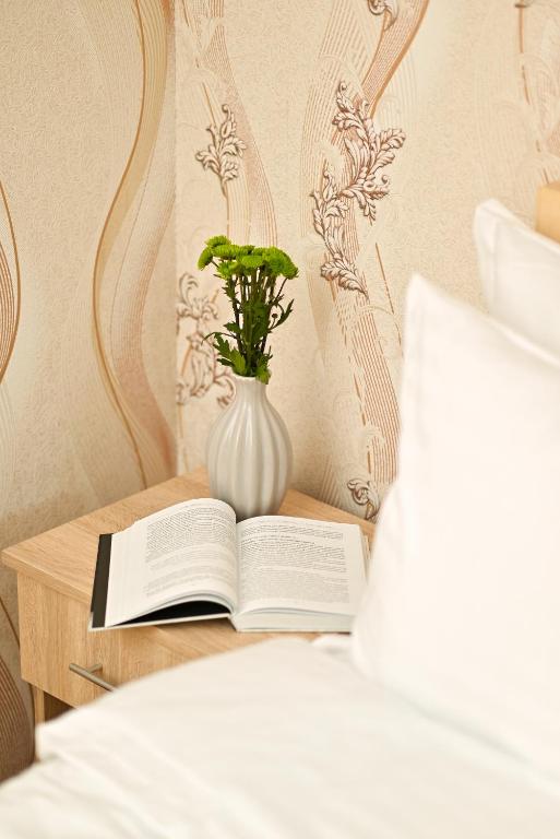 Postel nebo postele na pokoji v ubytování Kompozitor Hotel Dilijan