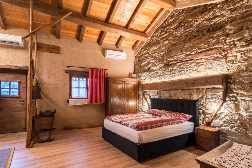 A bed or beds in a room at La Mason dla Grà