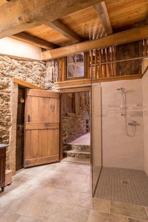 A bathroom at La Mason dla Grà