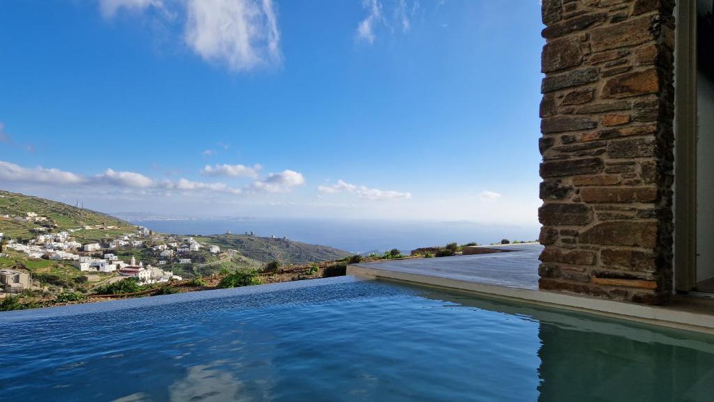 una piscina con vista sull'oceano di Ivy's Natural Resort ad Arnádhos