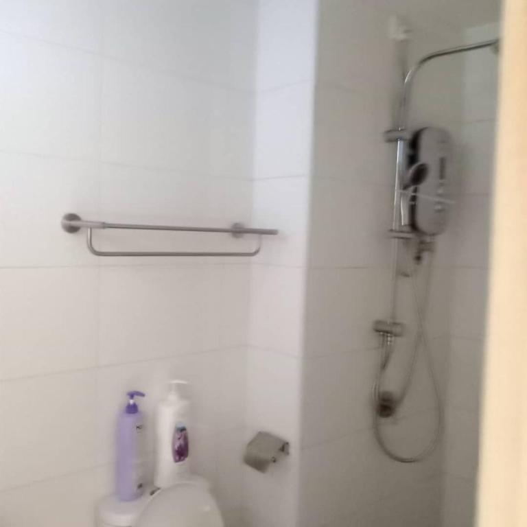 bagno con doccia e servizi igienici. di Home Stay JM a Shah Alam