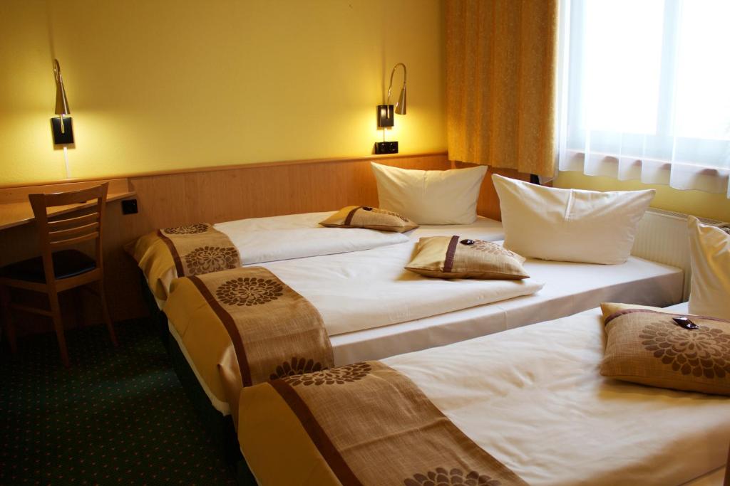 Postel nebo postele na pokoji v ubytování ACRON Hotel Wittenberg