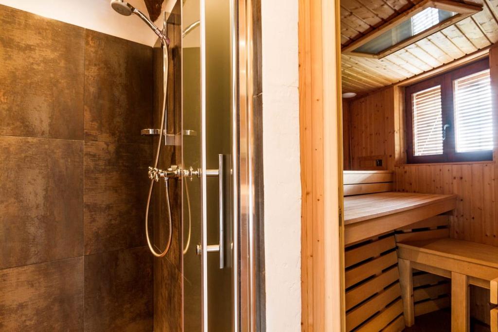 una sauna con ducha y un banco en una habitación en La Casita, en Capileira