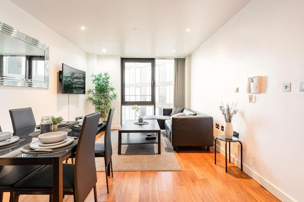 ein Esszimmer und ein Wohnzimmer mit Tisch und Stühlen in der Unterkunft Lovely Sheffield City Centre 2 Bedroom Apartment in Sheffield