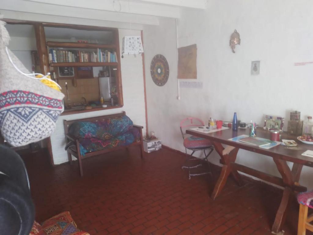 sala de estar con mesa y silla en Casa SMA en San Martín de los Andes