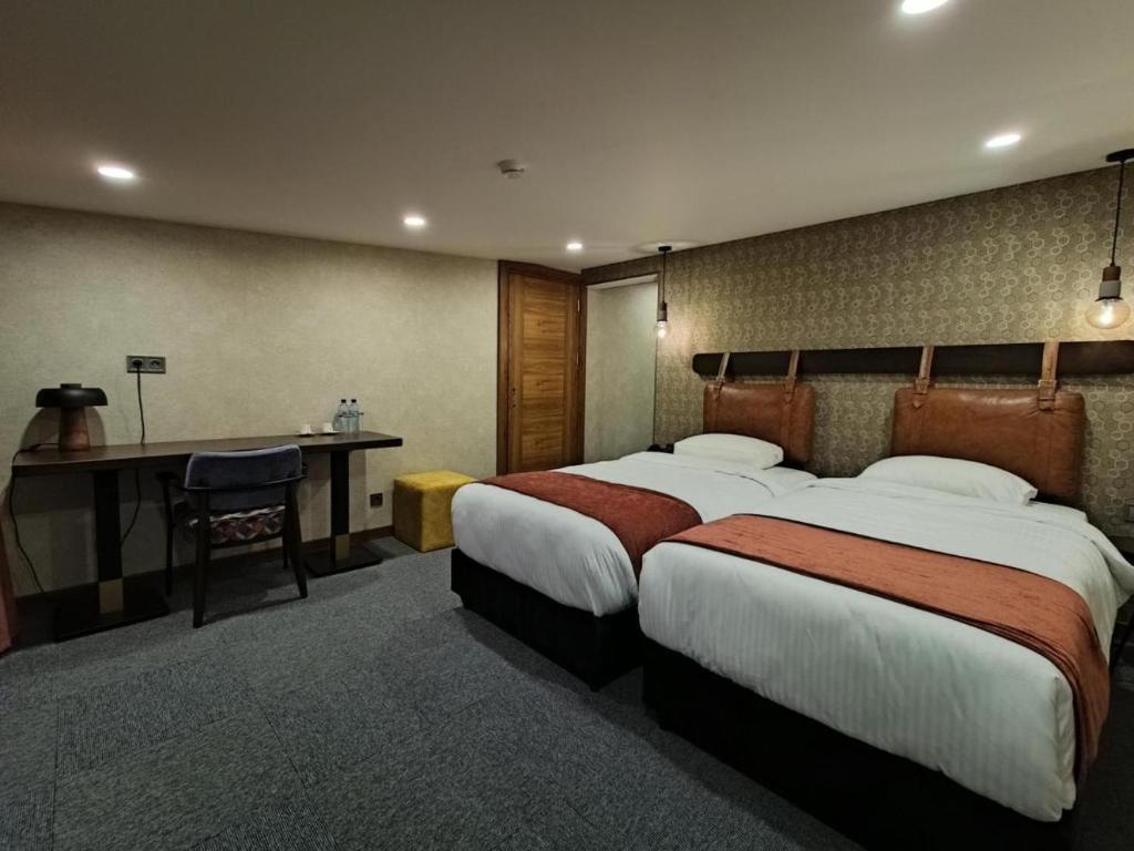 TownHouse Tbilisi Boutique Hotel - Habitación Cuádruple Con Balcón