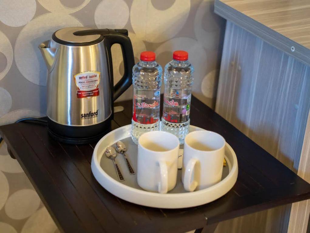 Příslušenství pro přípravu čaje a kávy v ubytování Aryaf hostel