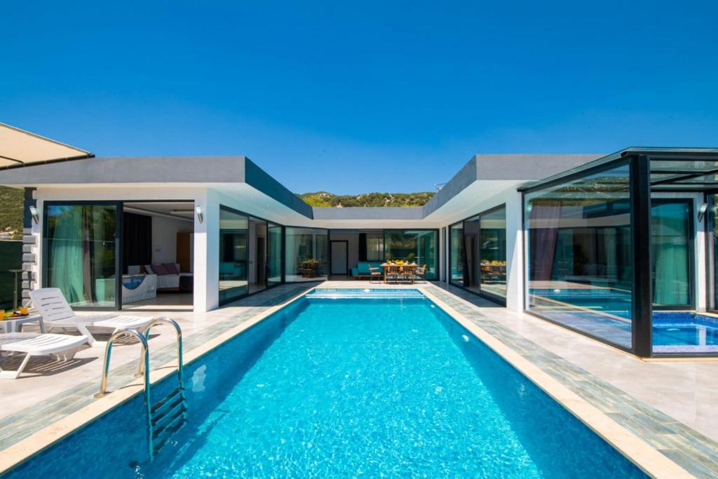 Villa con piscina y casa en Dreamy Villa with Private Pool and Jacuzzi in Kas, en Sarıbelen