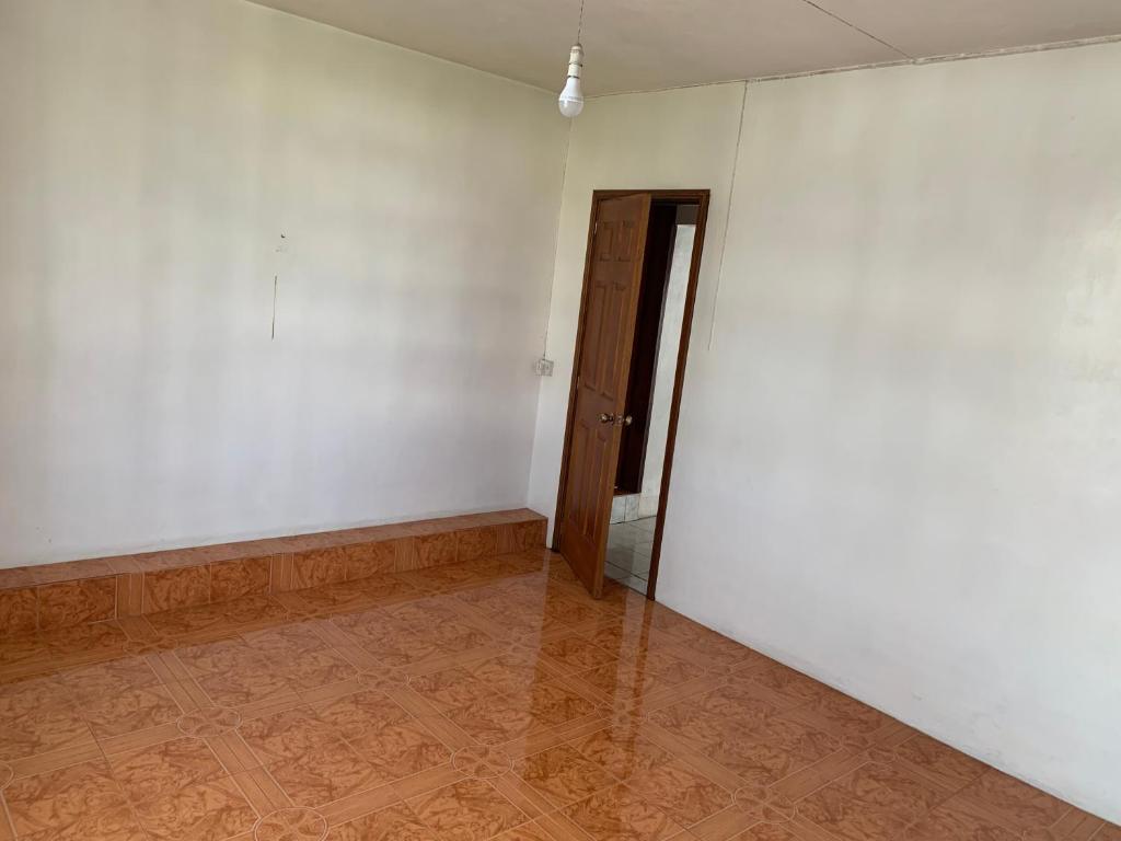 Pokój z białą ścianą i drzwiami w obiekcie NR appartments w mieście Curepipe