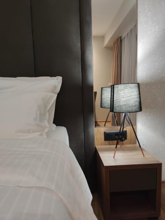Postel nebo postele na pokoji v ubytování Glorius Hotel