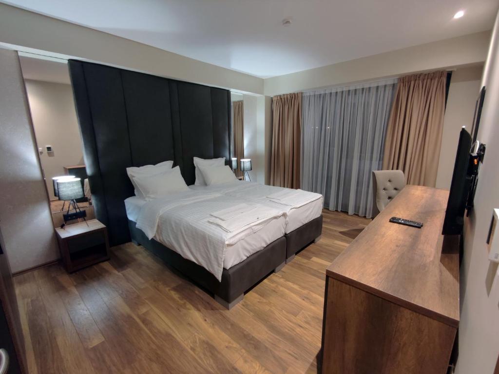 Postel nebo postele na pokoji v ubytování Glorius Hotel