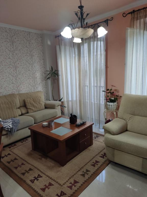 - un salon avec un canapé et une table basse dans l'établissement Apartamento La Real, à Caldas de Reis