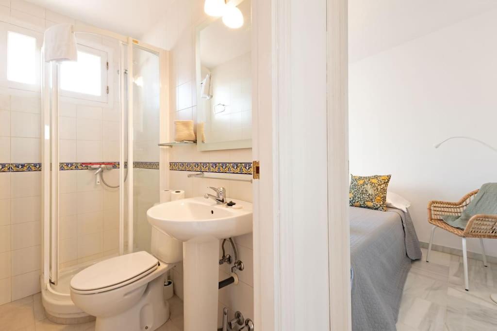 A bathroom at Mata Alameda Skyview by Valcambre