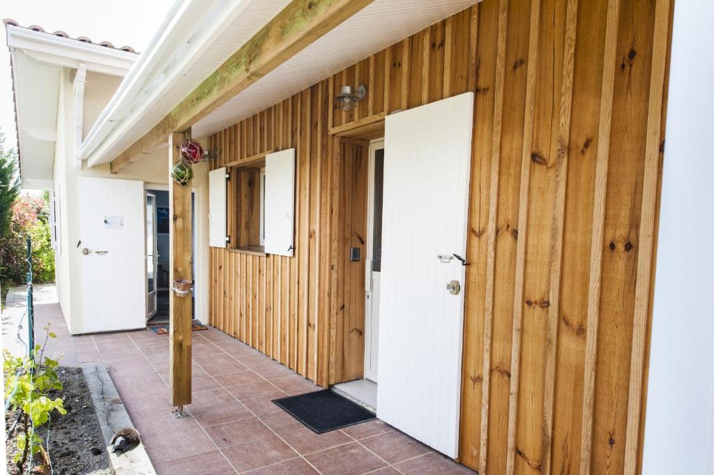 a hallway of a house with wooden doors at Les Gîtes De Noreda in Gujan-Mestras