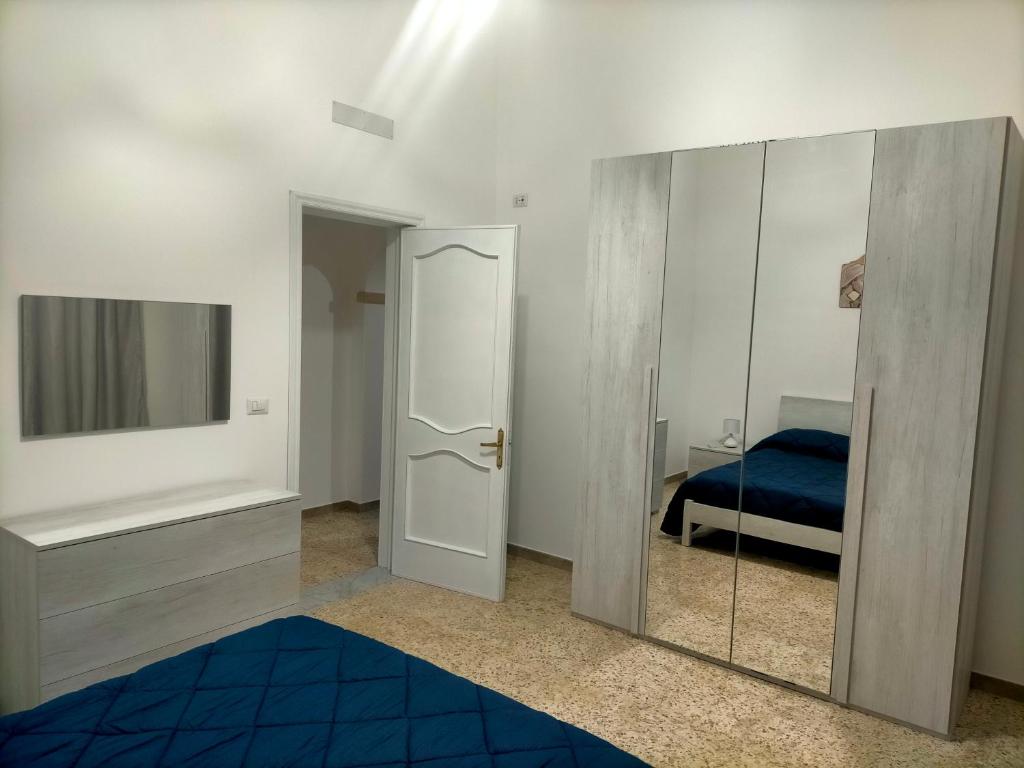 Habitación con espejo y cama. en Casa Nonna Lucetta, en Campi Salentina
