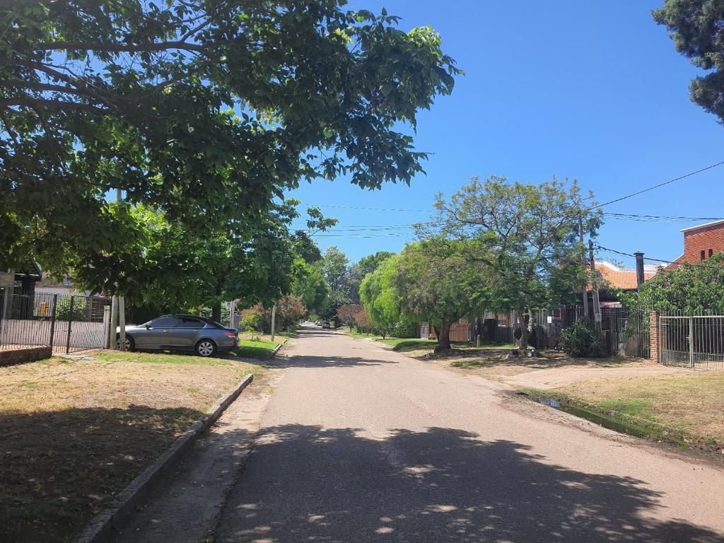 uma rua com um carro estacionado na berma da estrada em Casa acogedora y funcional em Atlántida