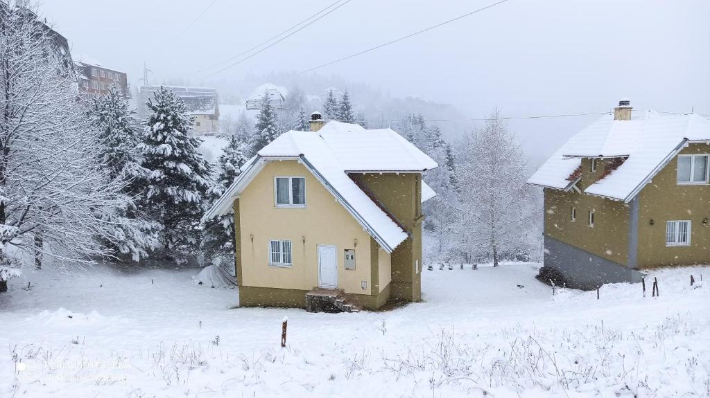 Vikendica Kop durante l'inverno