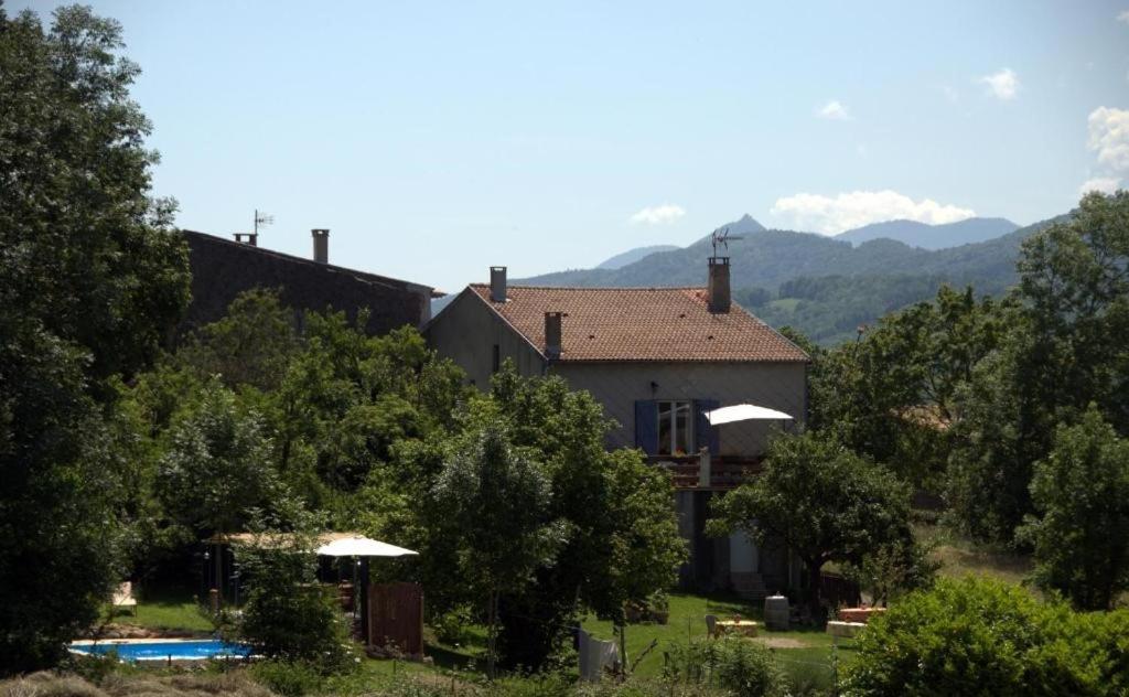 une maison avec une piscine et des montagnes en arrière-plan dans l'établissement Infocus-Du-Sud, à Soula