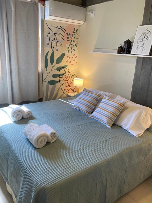 - une chambre avec un lit et des serviettes dans l'établissement Moderno alojamiento con desayuno de bienvenida, à San Miguel de Tucumán