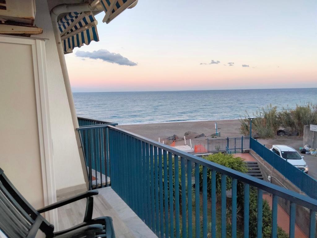 uma varanda com vista para o oceano em SeaSide em Giardini Naxos