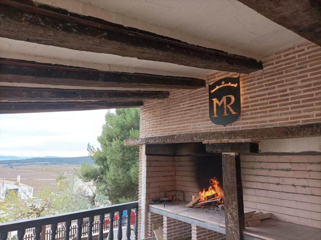 einen Steinofen mit einem Feuer darin in der Unterkunft Alojamientos molino de revolcadores in Cañada de la Cruz