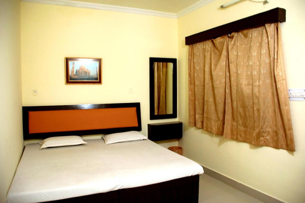 Postel nebo postele na pokoji v ubytování Hotel Kamal Nearest To Taj Mahal