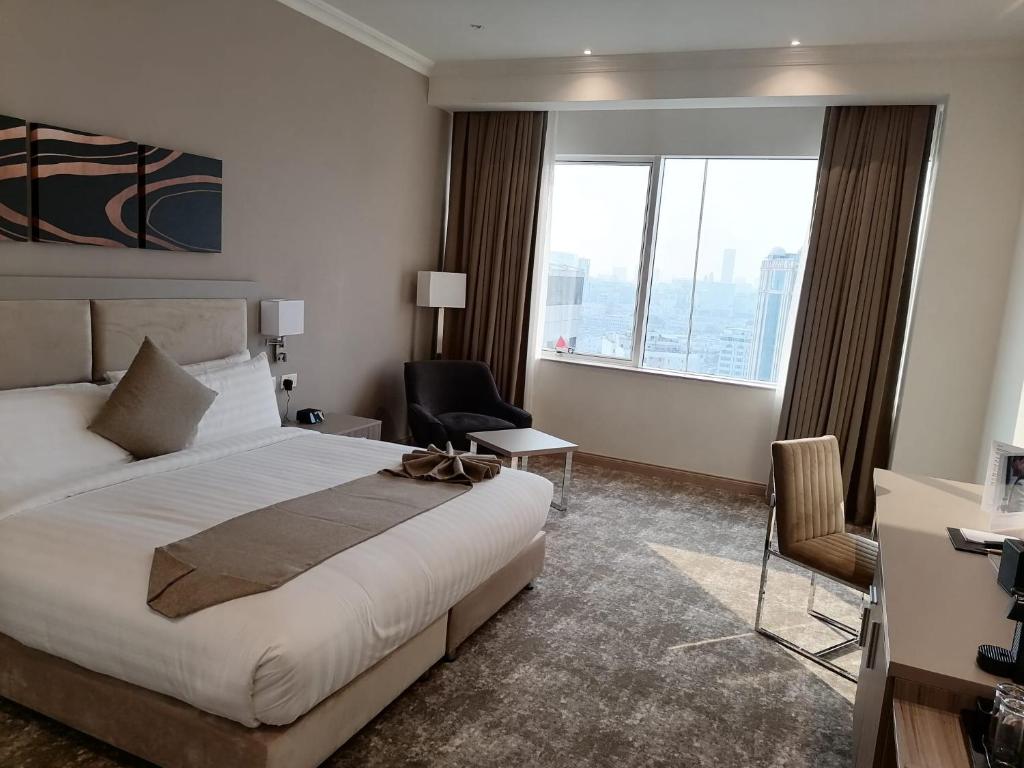 Postel nebo postele na pokoji v ubytování Gloria Hotel & Suites Doha