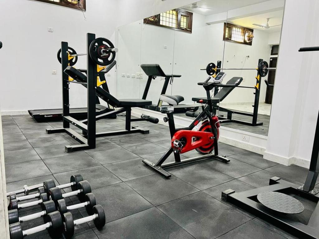 Fitness centrum a/nebo fitness zařízení v ubytování Olive Service Apartments - City Centre Noida