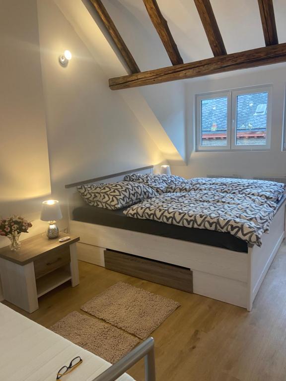 ein Schlafzimmer mit einem Bett und zwei Fenstern in der Unterkunft ZUM GUTEN HIRTEN in Traben-Trarbach