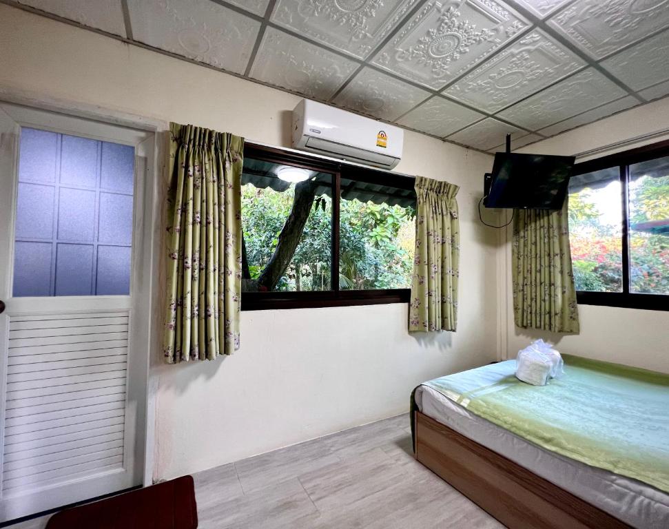 Postel nebo postele na pokoji v ubytování MrT Riverside Sampran มิสเตอร์ที โฮมสเตย์-ชมนาด