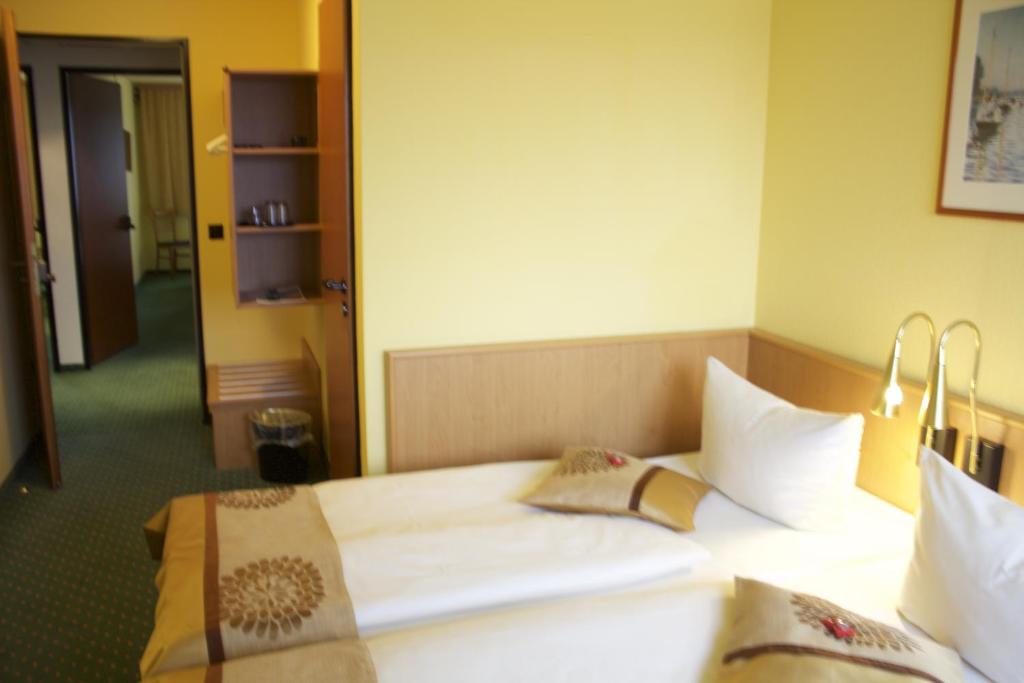 Postel nebo postele na pokoji v ubytování ACRON Hotel Wittenberg