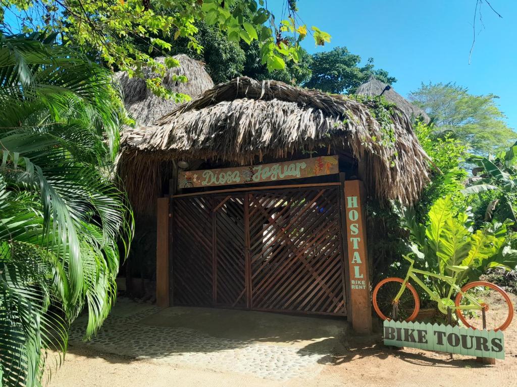un edificio con una bicicletta parcheggiata di fronte di ECOCABAÑAS DIOSA JAGUAR tayrona a Santa Marta