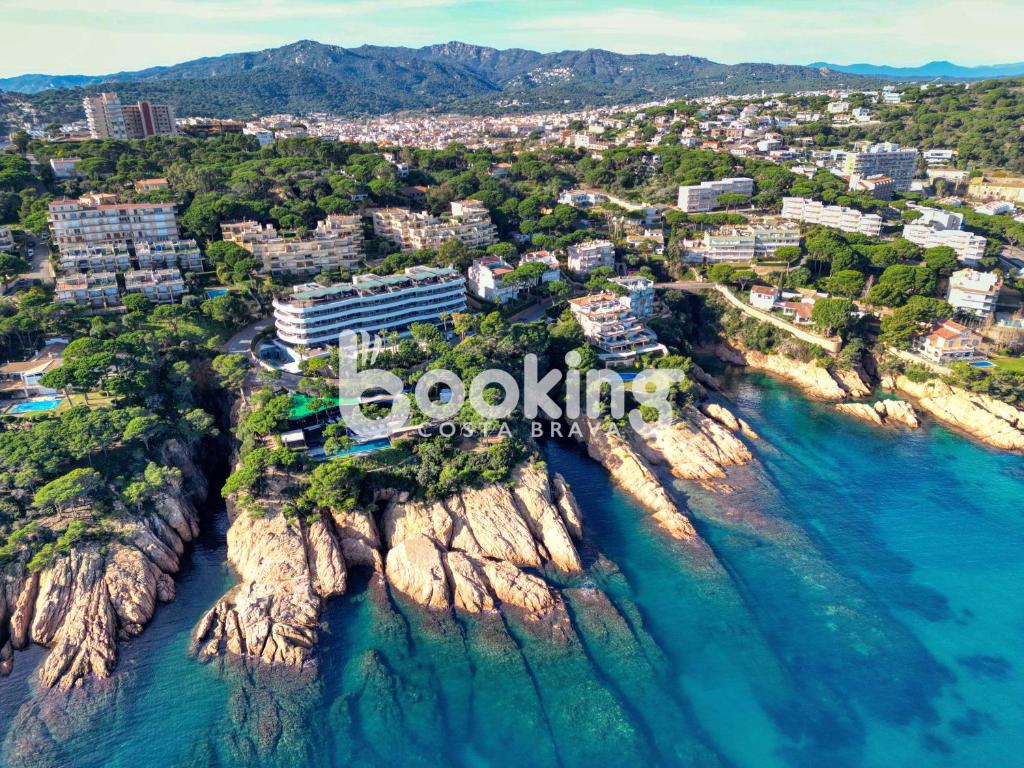 une vue aérienne sur une ville de la côte dans l'établissement Les brises 2 Apartament per 4 persones amb vistes a la badia de S'Agaró, à S'Agaro