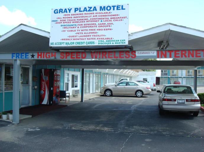 una gasolinera con un coche aparcado en un aparcamiento en Gray Plaza Motel, en Benton