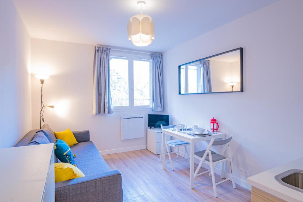 un salon avec un canapé et une table dans l'établissement Forclaz River 1- Beautifully crafted Studio, à Chamonix-Mont-Blanc