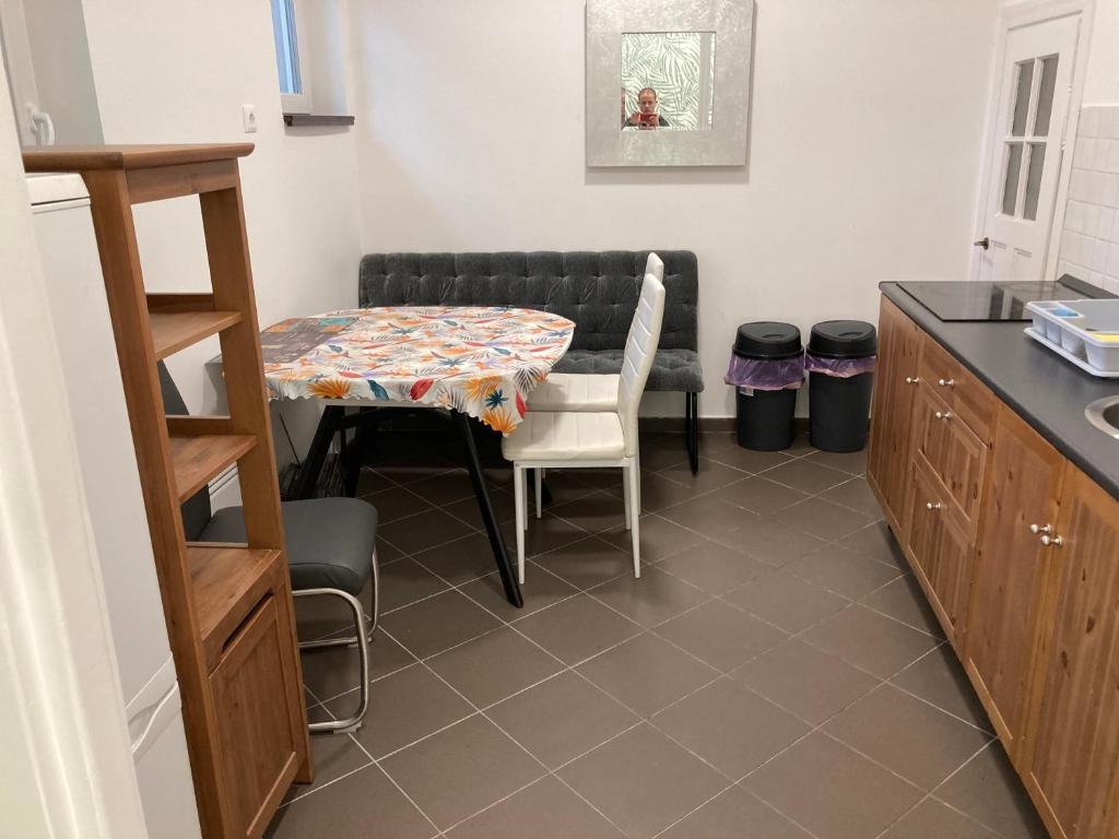 Kuchyňa alebo kuchynka v ubytovaní Roland Apartment Zuglo 2