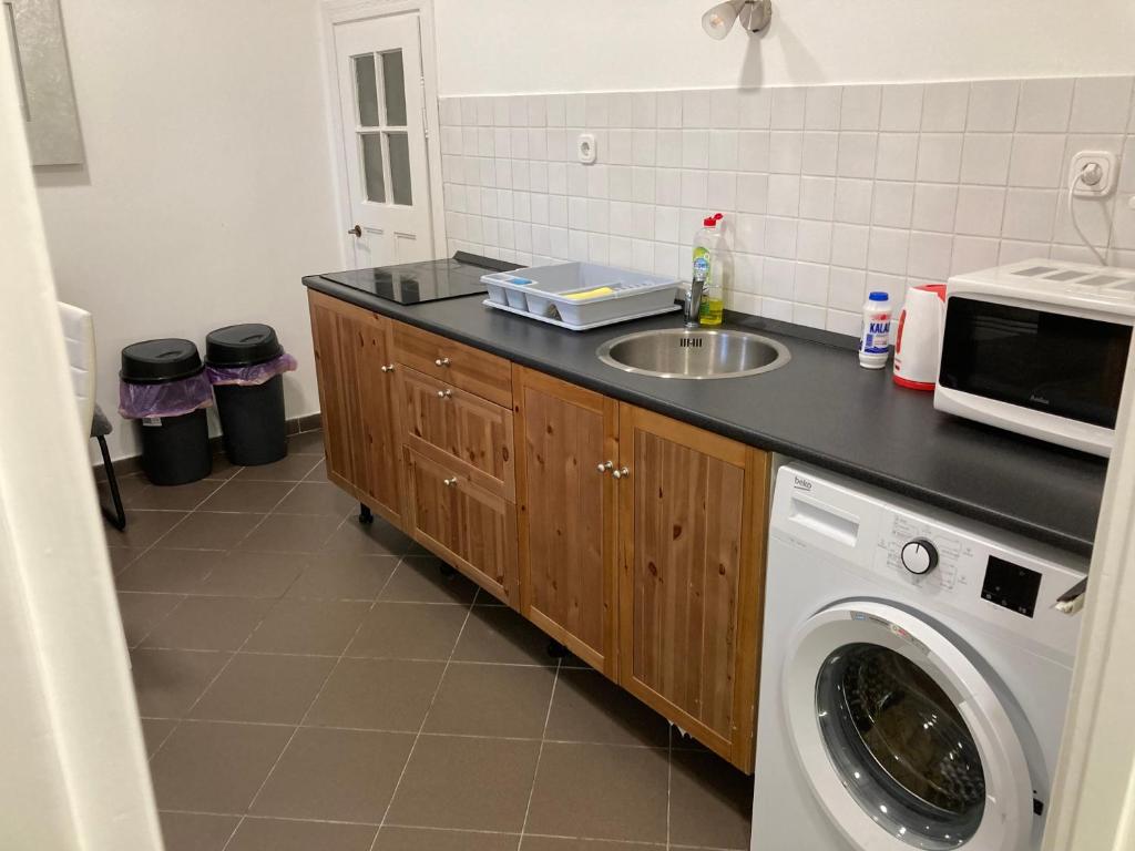 Kuchyňa alebo kuchynka v ubytovaní Roland Apartment Zuglo 2