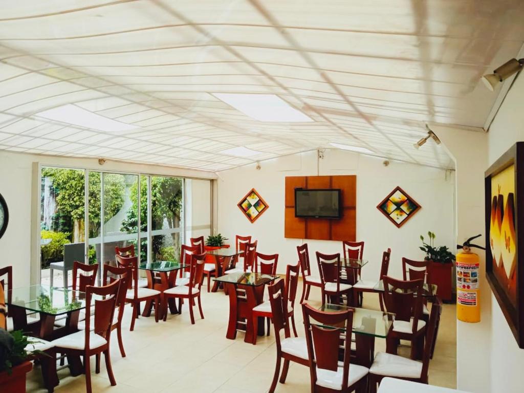TV a/nebo společenská místnost v ubytování Hotel Marbella Chico