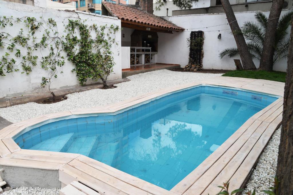 a swimming pool in the yard of a house at HOSTEL KUYUK in Mendoza